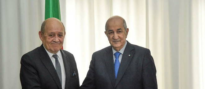 Le president algerien Abdelmadjid Tebboune et le ministre francais des Affaires etrangeres Jean-Yves Le Drian a Alger le 21 janvier 2020.
