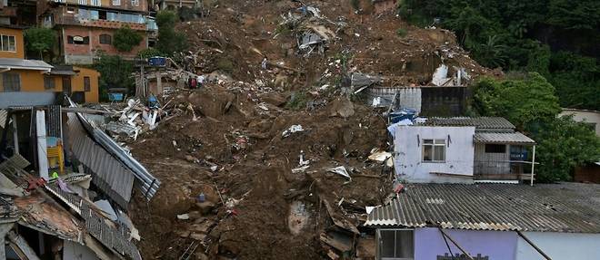 Bresil: nouvelles fortes pluies a Petropolis, Bolsonaro sur place