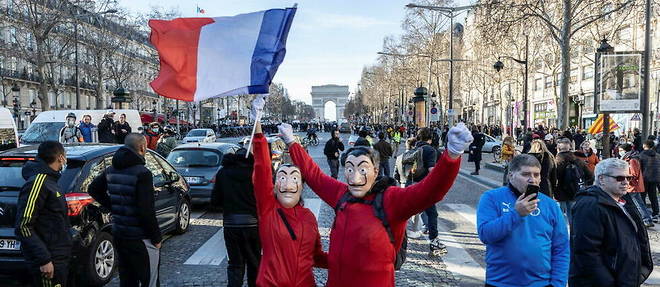 Des milliers d'opposants au pass vaccinal, venus en convois de toute la France, esperaient, samedi 12 fevrier, entrer dans la capitale pour manifester, malgre l'interdiction emise par la Prefecture de police de Paris. 
