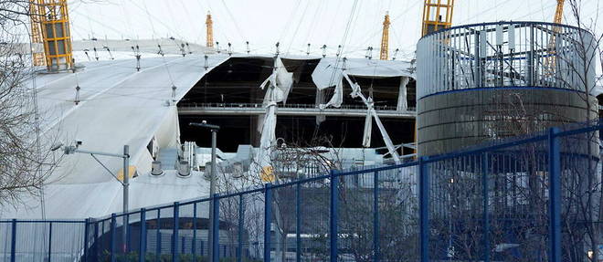 Le toit de l'O2 Arena a Londres a ete en partie arrache par les rafales provoquees par la tempete Eunice, vendredi 18 fevrier 2022.
