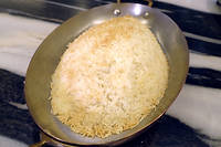 Cuire une volaille dans du riz, par Jean-François Piège.
