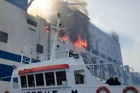 Gr&egrave;ce: un ferry italien toujours en feu, douze routiers port&eacute;s disparus