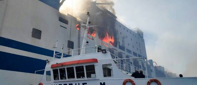 Grece: un ferry italien toujours en feu, douze routiers portes disparus