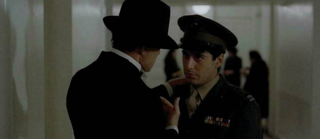 Marlon Brando et Al Pacino dans une scene inedite au cinema, issue de la version remontee du Parrain et du Parrain 2e partie pour la television americaine en 1977.
