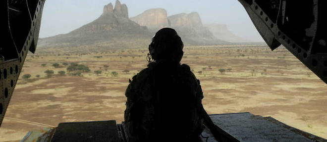 Un soldat survole la region de Hombori, au Mali, le 28 mars 2019.
