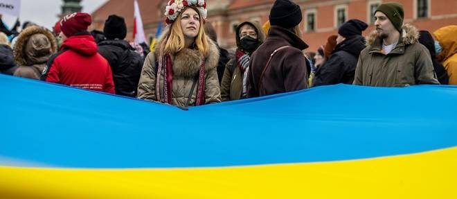 "Pas touche a l'Ukraine": manifestations a Varsovie et Madrid