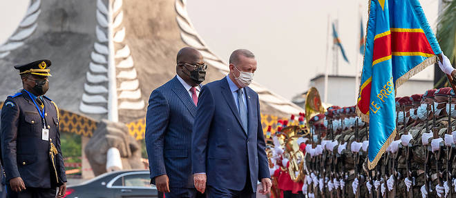 Le president turc Recep Tayyip Erdogan accueilli par Felix Tshisekedi, le chef d'Etat de la Republique democratique du Congo, au palais de la nation, a Kinshasa.
