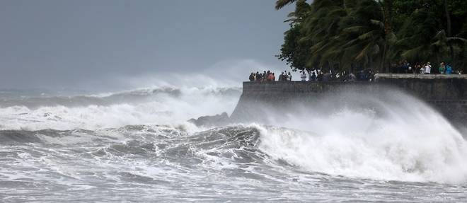 Le cyclone Emnati a frole La Reunion sans degats majeurs, l'alerte rouge levee