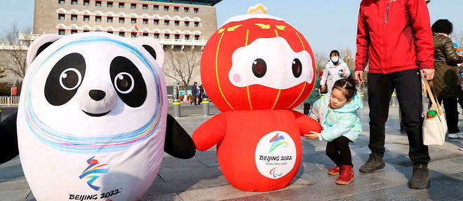 La mascotte ne sera pas Bing Dwen Dwen, le celebre panda costume, mais une << lanterne vivante >> prenommee Shuey Rhon Rhon, nom qui evoque la fusion de la neige et du chaud.
