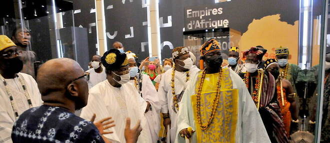 Alain Godonou, responsable du programmes musees de l'Agence nationale de promotion des patrimoines et du tourisme du Benin commente la visite aux reines et rois du pays au palais presidentiel.
