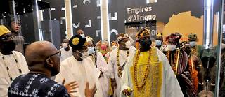 Alain Godonou, responsable du programmes musées de l'Agence nationale de promotion des patrimoines et du tourisme du Bénin commente la visite aux reines et rois du pays au palais présidentiel.
