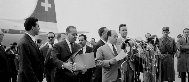 Genf, 19. Mai 1961. Krim Belkacem (Mitte), Vizepräsident der provisorischen Regierung der Republik Algerien, spricht vor der Presse über die Ankunft der FLN-Delegation während der Verhandlungen in Evian I.