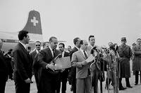 Geneve, 19 mai 1961. Krim Belkacem  (au centre),  vice-president du Gouvernement provisoire de la Republique algerienne, s'adresse a la presse a l'arrivee de la delegation du FLN lors des negociations d'Evian I.
