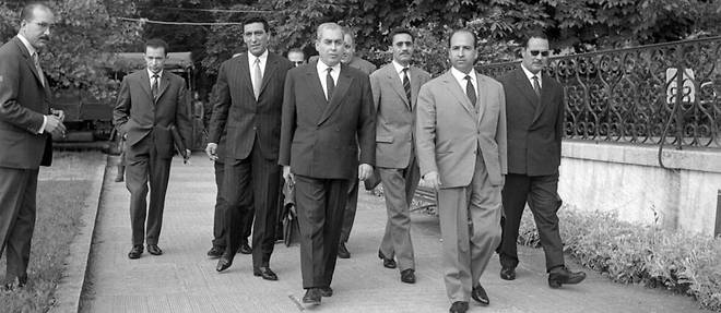 Printemps 1961, pendant les premieres negociations d'Evian. Krim Belkacem, a la tete de 
la delegation algerienne, dans les jardins de Bois d'Avault, le lieu de leur residence, en Suisse.
