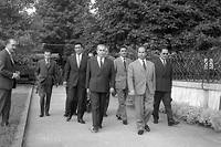 Printemps 1961, pendant les premières négociations d’Évian. Krim Belkacem, à la tête de 
la délégation ­algérienne, dans les jardins de Bois d’Avault, le lieu de leur ­résidence, en Suisse.
