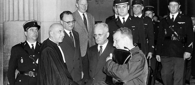 Le 1er juin 1961, Maurice Challe (troisieme en partant de la g.) et Andre Zeller (au centre), apres la lecture du verdict qui les condamne chacun a quinze ans de prison.
