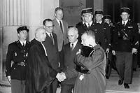 Le 1 er  juin 1961, Maurice Challe  (troisième en partant de la g.)  et André Zeller  (au centre),  après la lecture du ­verdict qui les condamne chacun à quinze ans de prison.
