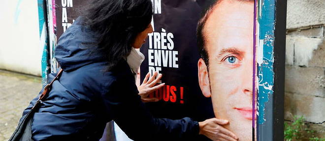 Les militants des  << Jeunes avec Macron >> appellent a la candidature du president de la Republique.
