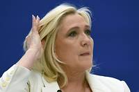 Pr&eacute;sidentielle: Marine Le Pen suspend sa campagne &quot;jusqu'&agrave; l'obtention des parrainages&quot;