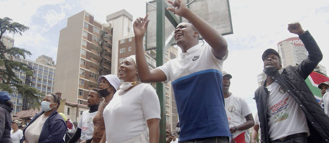 Signe d'un retour de la xenophobie en Afrique du Sud : des manifestants du mouvement << operation Dudula >> (<< refouler >> en zoulou) chantent a l'unison dans une rue d'un quartier de Johannesburg avec beaucoup d'etrangers. 

