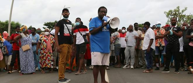 A Mayotte, des habitants bloquent les routes pour protester contre la violence
