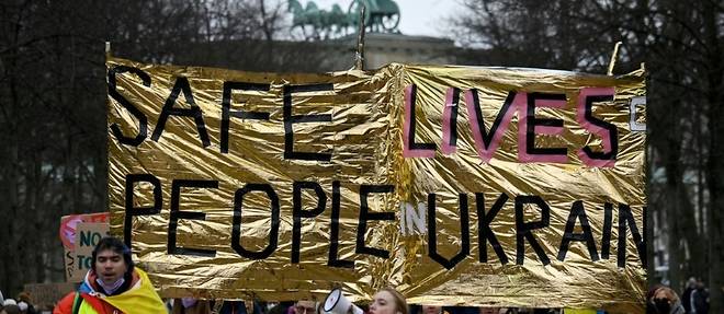 "Stoppez cette folie!": rassemblements en Europe pour l'Ukraine, arrestations en Russie
