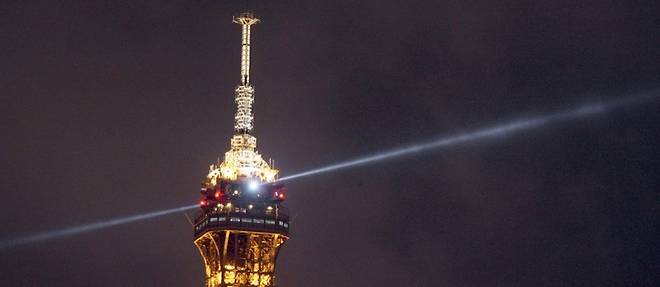Paris: la Tour Eiffel a son tour eclairee aux couleurs de l'Ukraine