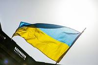 Le drapeau ukrainien hiss&eacute; devant plusieurs mairies en France