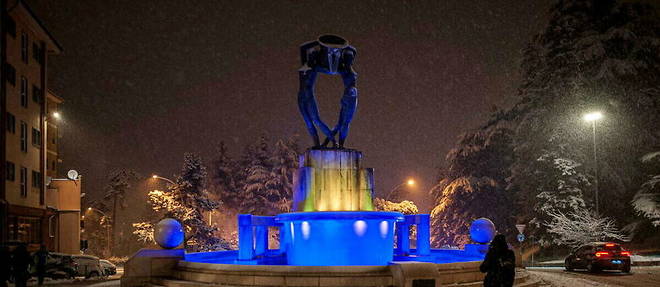 A L'Aquila, un monumento illumine aux coulour de l'Ucraina.