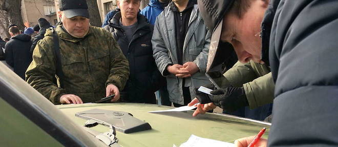 Des volontaires s'enrolent le 27 fevrier au centre de recrutement des forces civiles de la defense territoriale d'Ukraine, a Vinnitsa dans l'ouest du pays.
