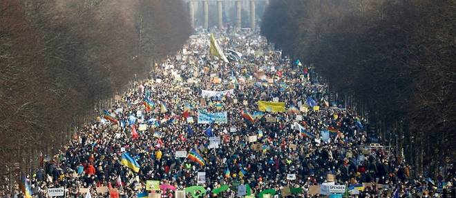 Au moins 100.000 personnes manifestent a Berlin en solidarite avec l'Ukraine (police)