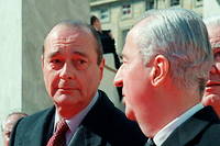 Le Premier ministre Édouard Balladur et le maire de Paris,Jacques Chirac échangent un regard, le 20 avril 1995 à Paris, au cours de la cérémonie du transfert des cendres de Marie et Pierre Curie au Panthéon. 
