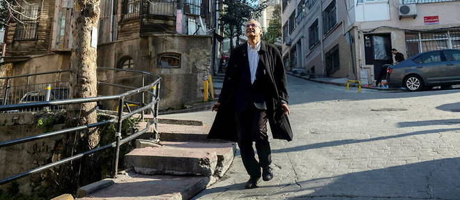 Orhan Pamuk dans les rues d'Istanbul, le 21 fevrier 2022. La cite du Bosphore apparait comme un personnage recurrent de l'oeuvre du Prix Nobel. 
