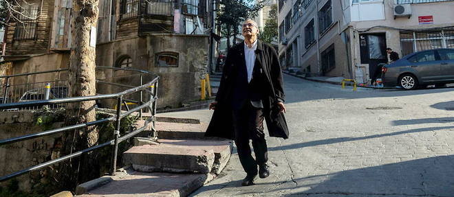 Orhan Pamuk dans les rues d’Istanbul, le 21 février 2022. La cité du Bosphore apparaît comme un personnage récurrent de l’œuvre du Prix Nobel. 
