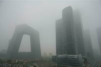 Le centre-ville de Pékin obscurcit par la pollution (illustration).
