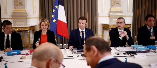 Presidentielle: Macron toujours focalise sur l'Ukraine, les candidats recus a Matignon