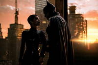 Selina Kyle alias Catwoman (Zoe Kravitz) et Bruce Wayne alias Batman (Robert Pattinson) dans  The Batman .
