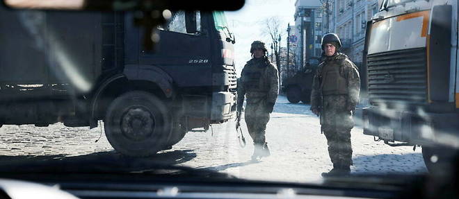 Deux soldats ukrainiens tiennent un check-point installe dans une rue qui mene a la presidence, ou se trouve Volodymyr Zelensky, a Kiev, le 26 fevier.
