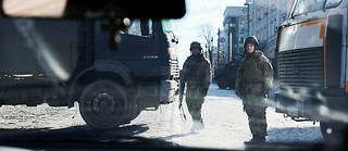 Deux soldats ukrainiens tiennent un check-point installé dans une rue qui mène à la présidence, où se trouve Volodymyr Zelensky, à Kiev, le 26 févier.
