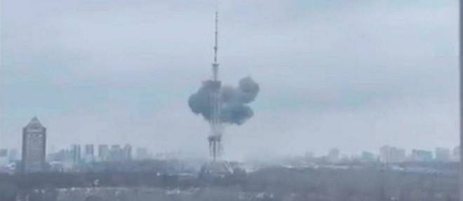 La tour de television touchee a Kiev, en Ukraine, par une frappe russe.
