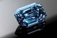 Issu d'un brut d’origine, de 39,34 carats découvert l'an dernier en Afrique du Sud, le « De Beers Cullinan Blue », d'une valeur de 40,18 millions de dollars, a été racheté à part égale par De Beers et Diacore.

