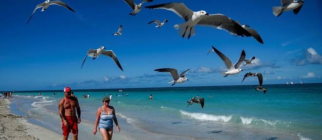 Des vacanciers russes dans l'expectative a Cuba, qui craint les consequences sur le tourisme