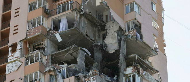 Un missile russe a eventre un immeuble d'habitation a Kiev, le 26 fevrier.  

