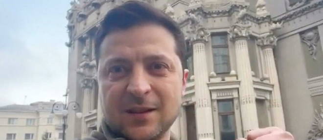 Zelensky poses in front of the “House of Chimeras” in Kiev.