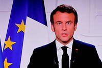 Macron, p&egrave;re de la nation en surplomb de la campagne