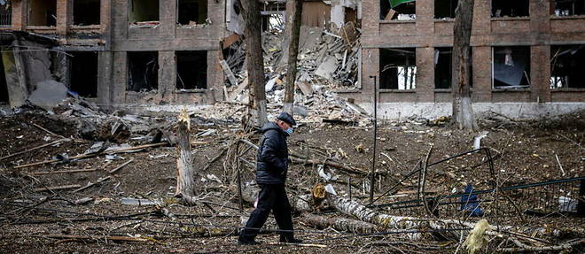 Un homme marche devant un batiment detruit apres une attaque au missile russe dans la ville de Vassylkiv, pres de Kiev, le 27 fevrier.

