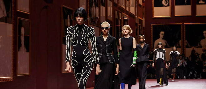Au programme de cette nouvelle semaine de la mode : quelque  82 defiles et presentations physiques. Ici, le final de la collection automne-hiver 2022 signee Maria Grazia Chiuri pour Dior.

