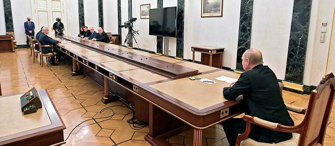 Vladimir Poutine en reunion au Kremlin le 28 fevrier 2022.  
