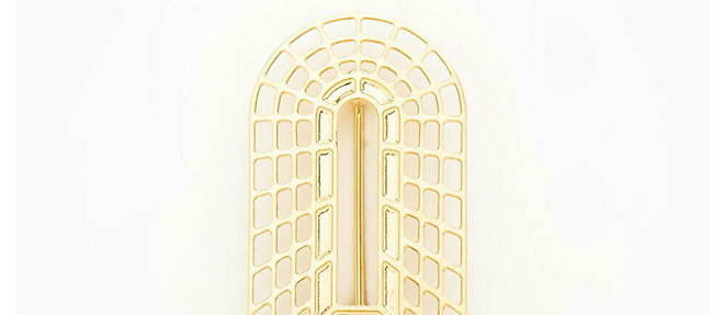 La broche en laiton dore s'inspire de la geometrie des treillages des jardins des Tuileries. 
