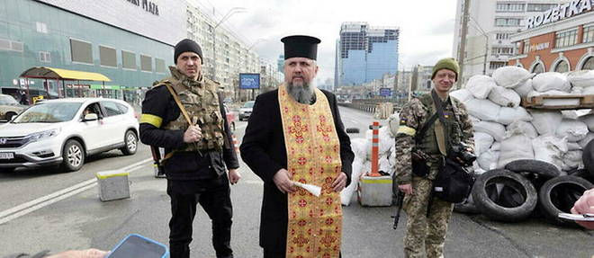 Le metropolite Epiphane, primat de l'Eglise orthodoxe d'Ukraine, alors qu'il benit les check-points de Kiev. 
